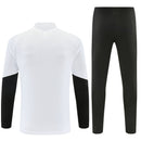 Chándal Liverpool FC 26/27 sudadera blanca y pantalón negro - Liverpool, LFC, Reds, Liverpool 26/27, Chándal Liverpool, Ropa Liverpool, Premier League, Entrenamiento, Tienda Hincha Futbolero, Fútbol, Moda Futbolera, Conjunto Deportivo
