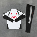 Chándal Liverpool FC 26/27 sudadera blanca y pantalón negro - Liverpool, LFC, Reds, Liverpool 26/27, Chándal Liverpool, Ropa Liverpool, Premier League, Entrenamiento, Tienda Hincha Futbolero, Fútbol, Moda Futbolera, Conjunto Deportivo