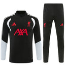 Chándal Liverpool FC 26/27 color negro conjunto completo - Liverpool, LFC, Reds, Liverpool 26/27, Chándal Liverpool, Ropa Liverpool, Premier League, Entrenamiento, Tienda Hincha Futbolero, Fútbol, Moda Futbolera, Total Black, Liverpool Negro
