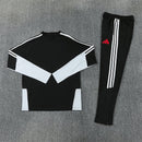 Chándal Liverpool FC 26/27 color negro conjunto completo - Liverpool, LFC, Reds, Liverpool 26/27, Chándal Liverpool, Ropa Liverpool, Premier League, Entrenamiento, Tienda Hincha Futbolero, Fútbol, Moda Futbolera, Total Black, Liverpool Negro
