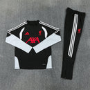 Chándal Liverpool FC 26/27 color negro conjunto completo - Liverpool, LFC, Reds, Liverpool 26/27, Chándal Liverpool, Ropa Liverpool, Premier League, Entrenamiento, Tienda Hincha Futbolero, Fútbol, Moda Futbolera, Total Black, Liverpool Negro