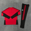 Chándal Manchester United 26/27 sudadera roja y pantalón negro - Manchester United, ManU, Red Devils, Chándal Manchester United, Ropa Manchester United, Premier League, Entrenamiento, Tienda Hincha Futbolero, Fútbol, Moda Futbolera, Conjunto Deportivo, Manchester United 26/27