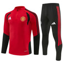 Chándal Manchester United 26/27 sudadera roja y pantalón negro - Manchester United, ManU, Red Devils, Chándal Manchester United, Ropa Manchester United, Premier League, Entrenamiento, Tienda Hincha Futbolero, Fútbol, Moda Futbolera, Conjunto Deportivo, Manchester United 26/27