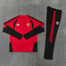 Chándal Manchester United 26/27 sudadera roja y pantalón negro - Manchester United, ManU, Red Devils, Chándal Manchester United, Ropa Manchester United, Premier League, Entrenamiento, Tienda Hincha Futbolero, Fútbol, Moda Futbolera, Conjunto Deportivo, Manchester United 26/27