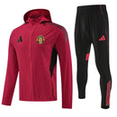 Chándal hombre Manchester United temporada 2025 2026 chaqueta cortaviento roja y pantalón negro entrenamiento calidad 1.1 premium oficial red devils. Manchester United 2025, Chándal United rojo, Cortaviento Man United, Ropa United barata, Entrenamiento United 25/26, Calidad 1.1 Manchester United, Premier League Gear, Tienda Hincha Futbolero, Manchester United Red Tracksuit.
