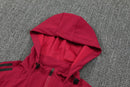 Chándal hombre Manchester United temporada 2025 2026 chaqueta cortaviento roja y pantalón negro entrenamiento calidad 1.1 premium oficial red devils. Manchester United 2025, Chándal United rojo, Cortaviento Man United, Ropa United barata, Entrenamiento United 25/26, Calidad 1.1 Manchester United, Premier League Gear, Tienda Hincha Futbolero, Manchester United Red Tracksuit.