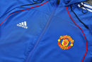 Chándal hombre Manchester United temporada 2025 2026 chaqueta cortaviento azul y pantalón negro entrenamiento calidad 1.1 premium oficial red devils. Manchester United 2025, Chándal United azul, Cortaviento Man United, Ropa United barata, Entrenamiento United 25/26, Calidad 1.1 Manchester United, Premier League Gear, Tienda Hincha Futbolero, Manchester United Blue Tracksuit.
