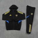 Chándal hombre Manchester United temporada 2025 2026 chaqueta cortaviento y pantalón negro entrenamiento calidad 1.1 premium oficial red devils. Chándal hombre Manchester United temporada 2025 2026 chaqueta cortaviento y pantalón negro entrenamiento calidad 1.1 premium oficial red devils.