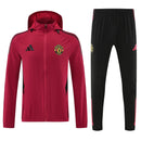 Chándal hombre Manchester United temporada 2025 2026 chaqueta cortaviento roja y pantalón negro entrenamiento calidad 1.1 premium oficial red devils. Manchester United 2025, Chándal United rojo, Cortaviento Man United, Ropa United barata, Entrenamiento United 25/26, Calidad 1.1 Manchester United, Premier League Gear, Tienda Hincha Futbolero, Manchester United Red Tracksuit.