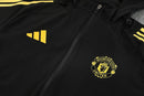 Chándal hombre Manchester United temporada 2025 2026 chaqueta cortaviento y pantalón negro entrenamiento calidad 1.1 premium oficial red devils. Chándal hombre Manchester United temporada 2025 2026 chaqueta cortaviento y pantalón negro entrenamiento calidad 1.1 premium oficial red devils.