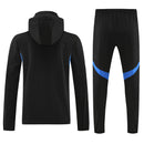 Chándal hombre Manchester United temporada 2025 2026 chaqueta cortaviento y pantalón negro entrenamiento calidad 1.1 premium oficial red devils. Chándal hombre Manchester United temporada 2025 2026 chaqueta cortaviento y pantalón negro entrenamiento calidad 1.1 premium oficial red devils.