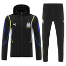 Chándal hombre Olympique de Marseille temporada 2025 2026 chaqueta cortaviento y pantalón negro entrenamiento calidad 1.1 premium oficial OM. Marsella 2025, Chándal Marsella negro, Cortaviento Marseille, Ropa OM barata, Entrenamiento Marsella 25/26, Calidad 1.1 Marseille, Ligue 1 Gear, Tienda Hincha Futbolero, Olympique Marseille Black Tracksuit.