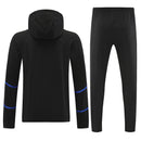 Chándal hombre Olympique de Marseille temporada 2025 2026 chaqueta cortaviento y pantalón negro entrenamiento calidad 1.1 premium oficial OM. Marsella 2025, Chándal Marsella negro, Cortaviento Marseille, Ropa OM barata, Entrenamiento Marsella 25/26, Calidad 1.1 Marseille, Ligue 1 Gear, Tienda Hincha Futbolero, Olympique Marseille Black Tracksuit.