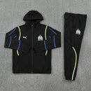Chándal hombre Olympique de Marseille temporada 2025 2026 chaqueta cortaviento y pantalón negro entrenamiento calidad 1.1 premium oficial OM. Marsella 2025, Chándal Marsella negro, Cortaviento Marseille, Ropa OM barata, Entrenamiento Marsella 25/26, Calidad 1.1 Marseille, Ligue 1 Gear, Tienda Hincha Futbolero, Olympique Marseille Black Tracksuit.