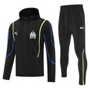 Chándal hombre Olympique de Marseille temporada 2025 2026 chaqueta cortaviento y pantalón negro entrenamiento calidad 1.1 premium oficial OM. Marsella 2025, Chándal Marsella negro, Cortaviento Marseille, Ropa OM barata, Entrenamiento Marsella 25/26, Calidad 1.1 Marseille, Ligue 1 Gear, Tienda Hincha Futbolero, Olympique Marseille Black Tracksuit.