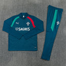 Tienda Hincha Futbolero, Portugal 26/27, Chándal entrenamiento Portugal, Portugal verde, Training tracksuit Portugal, Selección portuguesa, Ropa oficial Portugal, Comprar chándal Portugal, Equipación entrenamiento Portugal, Sudadera Portugal, Tienda fútbol online, Fútbol internacional, A Seleção das Quinas.