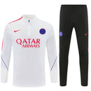 Chándal PSG 26/27 sudadera blanca y pantalón negro, PSG, Paris Saint-Germain, Chándal PSG, Ropa PSG, Entrenamiento PSG, Fútbol, Chándal Blanco y Negro, Tienda Hincha Futbolero, 26/27, Moda Futbolera, Conjunto Deportivo PSG