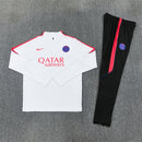 Chándal PSG 26/27 sudadera blanca y pantalón negro, PSG, Paris Saint-Germain, Chándal PSG, Ropa PSG, Entrenamiento PSG, Fútbol, Chándal Blanco y Negro, Tienda Hincha Futbolero, 26/27, Moda Futbolera, Conjunto Deportivo PSG