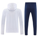 Chándal hombre PSG temporada 2025 2026 chaqueta cortaviento blanca y pantalón negro entrenamiento calidad 1.1 premium oficial paris saint germain. PSG 2025, Chándal PSG blanco, Cortaviento PSG negro, Ropa PSG barata, Entrenamiento PSG 25/26, Calidad 1.1 PSG, Ligue 1 Gear, Tienda Hincha Futbolero, PSG White Tracksuit.