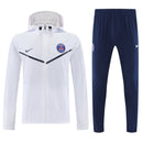 Chándal hombre PSG temporada 2025 2026 chaqueta cortaviento blanca y pantalón negro entrenamiento calidad 1.1 premium oficial paris saint germain. PSG 2025, Chándal PSG blanco, Cortaviento PSG negro, Ropa PSG barata, Entrenamiento PSG 25/26, Calidad 1.1 PSG, Ligue 1 Gear, Tienda Hincha Futbolero, PSG White Tracksuit.