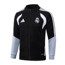 Nuevo Chándal oficial Real Madrid 26/27 – Chaqueta y pantalón negro y blanco –Real Madrid, Madridista, 26/27, Chándal, Conjunto de entrenamiento, Negro, Blanco, Ropa deportiva, Fútbol, Tienda Hincha Futbolero, Exclusivo, Valdebebas