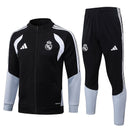 Nuevo Chándal oficial Real Madrid 26/27 – Chaqueta y pantalón negro y blanco –Real Madrid, Madridista, 26/27, Chándal, Conjunto de entrenamiento, Negro, Blanco, Ropa deportiva, Fútbol, Tienda Hincha Futbolero, Exclusivo, Valdebebas