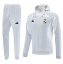 Chándal completo hombre Real Madrid temporada 2025 2026 gris y blanco chaqueta y pantalón entrenamiento calidad 1.1 premium oficial madridista. Real Madrid 2025, Chándal Real Madrid gris, Ropa Real Madrid barata, Entrenamiento Madrid 25/26, Calidad 1.1 Real Madrid, La Liga Gear, Tienda Hincha Futbolero, Real Madrid Grey Tracksuit.