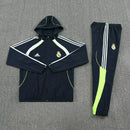 Chándal hombre Real Madrid temporada 2025 2026 chaqueta cortaviento y pantalón azul marino entrenamiento calidad 1.1 premium oficial madridista. Real Madrid 2025, Chándal Real Madrid azul marino, Cortaviento Madrid navy, Ropa Real Madrid barata, Entrenamiento Madrid 25/26, Calidad 1.1 Real Madrid, La Liga Gear, Tienda Hincha Futbolero, Real Madrid Dark Blue Tracksuit.