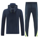 Chándal hombre Real Madrid temporada 2025 2026 chaqueta cortaviento y pantalón azul marino entrenamiento calidad 1.1 premium oficial madridista. Real Madrid 2025, Chándal Real Madrid azul marino, Cortaviento Madrid navy, Ropa Real Madrid barata, Entrenamiento Madrid 25/26, Calidad 1.1 Real Madrid, La Liga Gear, Tienda Hincha Futbolero, Real Madrid Dark Blue Tracksuit.