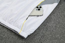 Chándal hombre Real Madrid temporada 2025 2026 chaqueta cortaviento blanca y pantalón negro calidad 1.1 premium oficial madridista. Real Madrid 2025, Cortaviento Real Madrid blanco, Chándal Madrid negro, Ropa Real Madrid barata, Entrenamiento Madrid 25/26, Calidad 1.1 Real Madrid, La Liga Gear, Tienda Hincha Futbolero, Real Madrid Windbreaker.