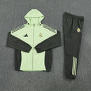 Chándal hombre Real Madrid temporada 2025 2026 chaqueta cortaviento verde y pantalón gris entrenamiento calidad 1.1 premium oficial madridista. Real Madrid 2025, Cortaviento Real Madrid verde, Chándal Madrid gris, Ropa Real Madrid barata, Entrenamiento Madrid 25/26, Calidad 1.1 Real Madrid, Champions League Gear, Tienda Hincha Futbolero, Real Madrid Green Jacket.
