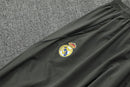 Chándal hombre Real Madrid temporada 2025 2026 chaqueta cortaviento y pantalón gris entrenamiento calidad 1.1 premium oficial madridista. Real Madrid 2025, Chándal Real Madrid gris, Cortaviento Madrid gris, Ropa Real Madrid barata, Entrenamiento Madrid 25/26, Calidad 1.1 Real Madrid, La Liga Gear, Tienda Hincha Futbolero, Real Madrid Grey Tracksuit.