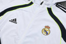 Chándal hombre Real Madrid temporada 2025 2026 chaqueta cortaviento blanca y pantalón negro entrenamiento calidad 1.1 premium oficial madridista. Real Madrid 2025, Cortaviento Real Madrid blanco, Chándal Madrid negro, Ropa Real Madrid barata, Entrenamiento Madrid 25/26, Calidad 1.1 Real Madrid, La Liga Gear, Tienda Hincha Futbolero, Real Madrid Windbreaker.