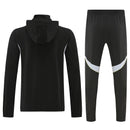 Chándal hombre Real Madrid temporada 2025 2026 chaqueta cortaviento y pantalón negro entrenamiento calidad 1.1 premium oficial madridista. Real Madrid 2025, Chándal Real Madrid negro, Cortaviento Madrid negro, Ropa Real Madrid barata, Entrenamiento Madrid 25/26, Calidad 1.1 Real Madrid, La Liga Gear, Tienda Hincha Futbolero, Real Madrid Black Tracksuit.