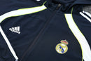 Chándal hombre Real Madrid temporada 2025 2026 chaqueta cortaviento y pantalón azul marino entrenamiento calidad 1.1 premium oficial madridista. Real Madrid 2025, Chándal Real Madrid azul marino, Cortaviento Madrid navy, Ropa Real Madrid barata, Entrenamiento Madrid 25/26, Calidad 1.1 Real Madrid, La Liga Gear, Tienda Hincha Futbolero, Real Madrid Dark Blue Tracksuit.