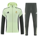 Chándal hombre Real Madrid temporada 2025 2026 chaqueta cortaviento verde y pantalón gris entrenamiento calidad 1.1 premium oficial madridista. Real Madrid 2025, Cortaviento Real Madrid verde, Chándal Madrid gris, Ropa Real Madrid barata, Entrenamiento Madrid 25/26, Calidad 1.1 Real Madrid, Champions League Gear, Tienda Hincha Futbolero, Real Madrid Green Jacket.