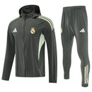 Chándal hombre Real Madrid temporada 2025 2026 chaqueta cortaviento y pantalón gris entrenamiento calidad 1.1 premium oficial madridista. Real Madrid 2025, Chándal Real Madrid gris, Cortaviento Madrid gris, Ropa Real Madrid barata, Entrenamiento Madrid 25/26, Calidad 1.1 Real Madrid, La Liga Gear, Tienda Hincha Futbolero, Real Madrid Grey Tracksuit.