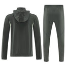Chándal hombre Real Madrid temporada 2025 2026 chaqueta cortaviento y pantalón gris entrenamiento calidad 1.1 premium oficial madridista. Real Madrid 2025, Chándal Real Madrid gris, Cortaviento Madrid gris, Ropa Real Madrid barata, Entrenamiento Madrid 25/26, Calidad 1.1 Real Madrid, La Liga Gear, Tienda Hincha Futbolero, Real Madrid Grey Tracksuit.