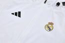 Chándal hombre Real Madrid temporada 2025 2026 chaqueta cortaviento blanca y pantalón negro calidad 1.1 premium oficial madridista. Real Madrid 2025, Cortaviento Real Madrid blanco, Chándal Madrid negro, Ropa Real Madrid barata, Entrenamiento Madrid 25/26, Calidad 1.1 Real Madrid, La Liga Gear, Tienda Hincha Futbolero, Real Madrid Windbreaker.