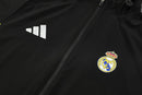 Chándal hombre Real Madrid temporada 2025 2026 chaqueta cortaviento y pantalón negro entrenamiento calidad 1.1 premium oficial madridista. Real Madrid 2025, Chándal Real Madrid negro, Cortaviento Madrid negro, Ropa Real Madrid barata, Entrenamiento Madrid 25/26, Calidad 1.1 Real Madrid, La Liga Gear, Tienda Hincha Futbolero, Real Madrid Black Tracksuit.