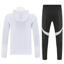 Chándal hombre Real Madrid temporada 2025 2026 chaqueta cortaviento blanca y pantalón negro calidad 1.1 premium oficial madridista. Real Madrid 2025, Cortaviento Real Madrid blanco, Chándal Madrid negro, Ropa Real Madrid barata, Entrenamiento Madrid 25/26, Calidad 1.1 Real Madrid, La Liga Gear, Tienda Hincha Futbolero, Real Madrid Windbreaker.