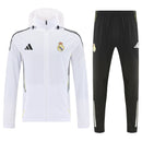 Chándal hombre Real Madrid temporada 2025 2026 chaqueta cortaviento blanca y pantalón negro calidad 1.1 premium oficial madridista. Real Madrid 2025, Cortaviento Real Madrid blanco, Chándal Madrid negro, Ropa Real Madrid barata, Entrenamiento Madrid 25/26, Calidad 1.1 Real Madrid, La Liga Gear, Tienda Hincha Futbolero, Real Madrid Windbreaker.