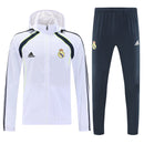 Chándal hombre Real Madrid temporada 2025 2026 chaqueta cortaviento blanca y pantalón negro entrenamiento calidad 1.1 premium oficial madridista. Real Madrid 2025, Cortaviento Real Madrid blanco, Chándal Madrid negro, Ropa Real Madrid barata, Entrenamiento Madrid 25/26, Calidad 1.1 Real Madrid, La Liga Gear, Tienda Hincha Futbolero, Real Madrid Windbreaker.