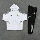 Chándal hombre Real Madrid temporada 2025 2026 chaqueta cortaviento blanca y pantalón negro calidad 1.1 premium oficial madridista. Real Madrid 2025, Cortaviento Real Madrid blanco, Chándal Madrid negro, Ropa Real Madrid barata, Entrenamiento Madrid 25/26, Calidad 1.1 Real Madrid, La Liga Gear, Tienda Hincha Futbolero, Real Madrid Windbreaker.