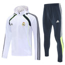 Chándal hombre Real Madrid temporada 2025 2026 chaqueta cortaviento blanca y pantalón negro entrenamiento calidad 1.1 premium oficial madridista. Real Madrid 2025, Cortaviento Real Madrid blanco, Chándal Madrid negro, Ropa Real Madrid barata, Entrenamiento Madrid 25/26, Calidad 1.1 Real Madrid, La Liga Gear, Tienda Hincha Futbolero, Real Madrid Windbreaker.