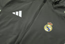 Chándal hombre Real Madrid temporada 2025 2026 chaqueta cortaviento y pantalón gris entrenamiento calidad 1.1 premium oficial madridista. Real Madrid 2025, Chándal Real Madrid gris, Cortaviento Madrid gris, Ropa Real Madrid barata, Entrenamiento Madrid 25/26, Calidad 1.1 Real Madrid, La Liga Gear, Tienda Hincha Futbolero, Real Madrid Grey Tracksuit.
