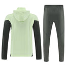 Chándal hombre Real Madrid temporada 2025 2026 chaqueta cortaviento verde y pantalón gris entrenamiento calidad 1.1 premium oficial madridista. Real Madrid 2025, Cortaviento Real Madrid verde, Chándal Madrid gris, Ropa Real Madrid barata, Entrenamiento Madrid 25/26, Calidad 1.1 Real Madrid, Champions League Gear, Tienda Hincha Futbolero, Real Madrid Green Jacket.