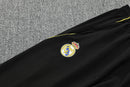 Chándal hombre Real Madrid temporada 2025 2026 chaqueta cortaviento y pantalón negro entrenamiento calidad 1.1 premium oficial madridista. Real Madrid 2025, Chándal Real Madrid negro, Cortaviento Madrid negro, Ropa Real Madrid barata, Entrenamiento Madrid 25/26, Calidad 1.1 Real Madrid, La Liga Gear, Tienda Hincha Futbolero, Real Madrid Black Tracksuit.