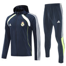 Chándal hombre Real Madrid temporada 2025 2026 chaqueta cortaviento y pantalón azul marino entrenamiento calidad 1.1 premium oficial madridista. Real Madrid 2025, Chándal Real Madrid azul marino, Cortaviento Madrid navy, Ropa Real Madrid barata, Entrenamiento Madrid 25/26, Calidad 1.1 Real Madrid, La Liga Gear, Tienda Hincha Futbolero, Real Madrid Dark Blue Tracksuit.