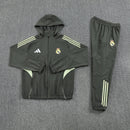 Chándal hombre Real Madrid temporada 2025 2026 chaqueta cortaviento y pantalón gris entrenamiento calidad 1.1 premium oficial madridista. Real Madrid 2025, Chándal Real Madrid gris, Cortaviento Madrid gris, Ropa Real Madrid barata, Entrenamiento Madrid 25/26, Calidad 1.1 Real Madrid, La Liga Gear, Tienda Hincha Futbolero, Real Madrid Grey Tracksuit.